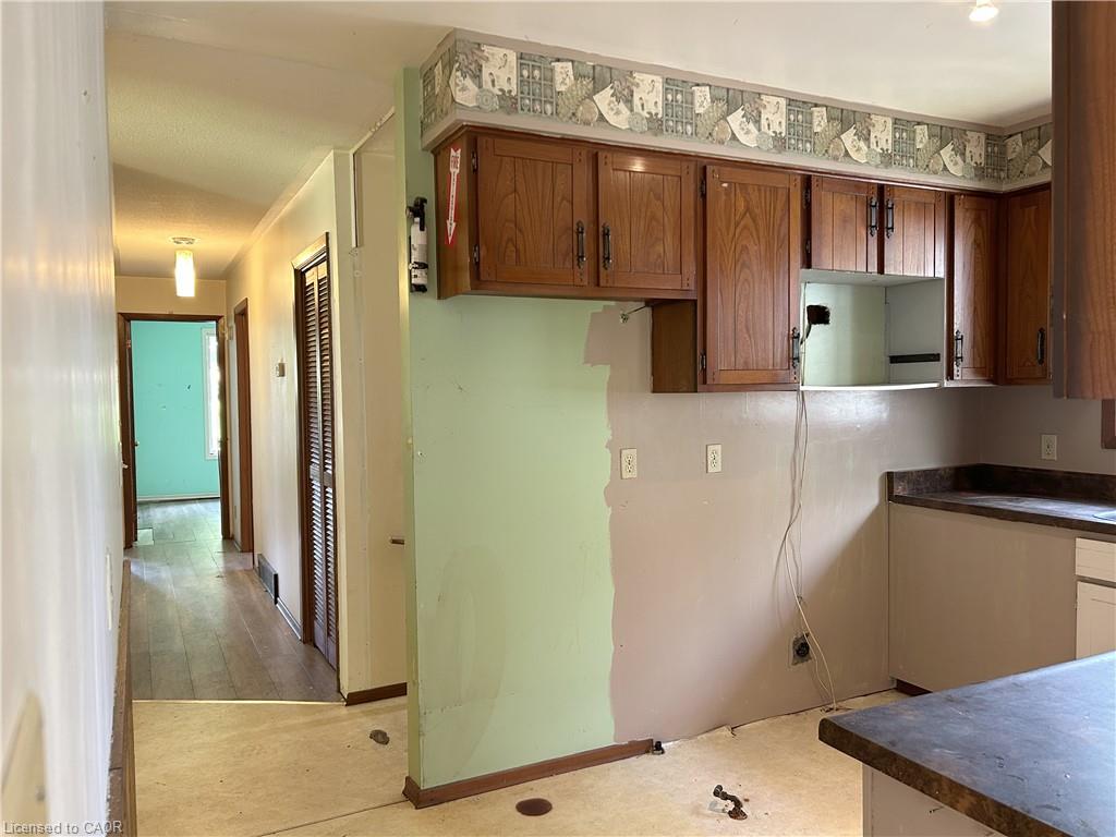 90 Queensway E Property Photo 12
