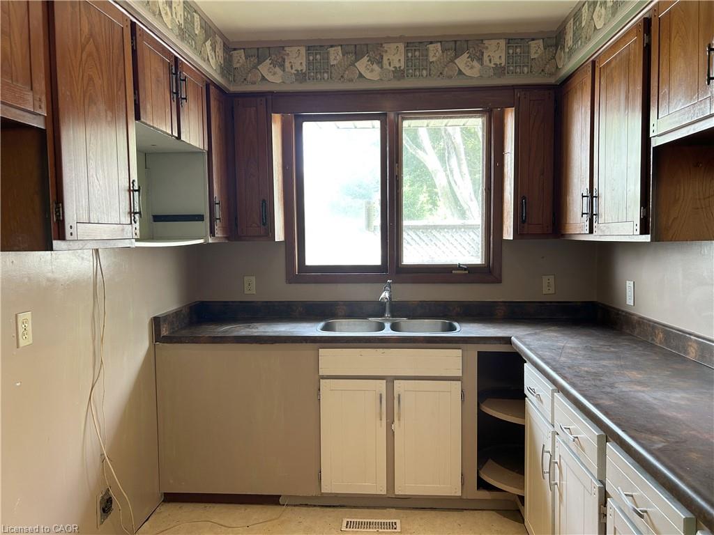 90 Queensway E Property Photo 13