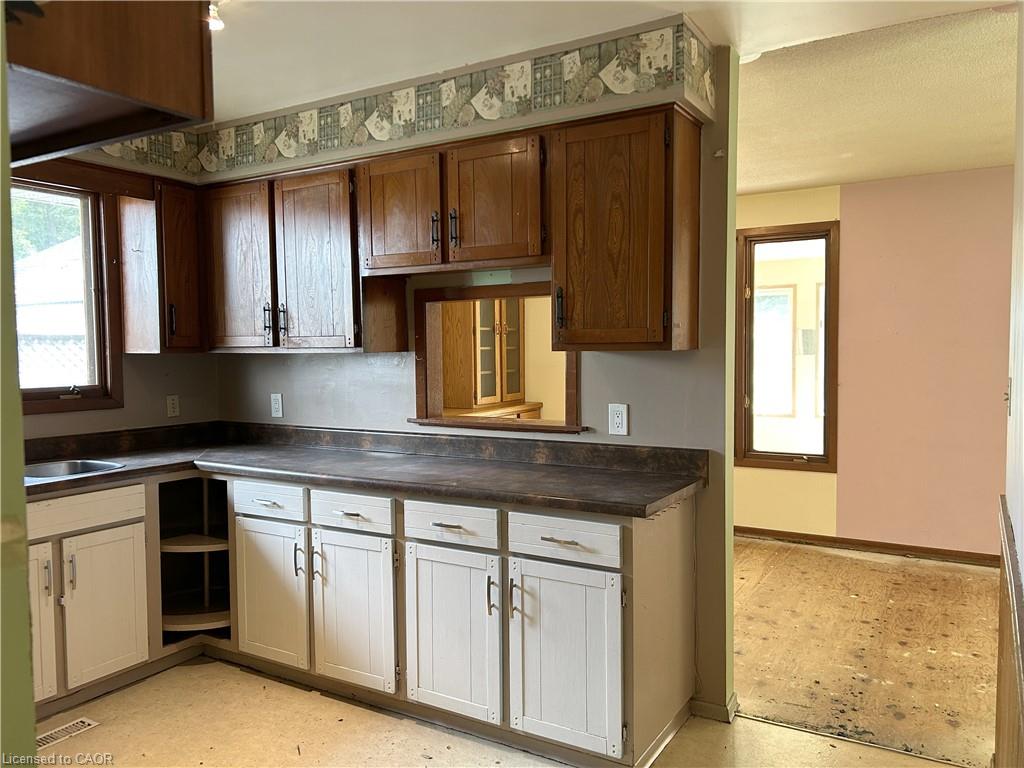 90 Queensway E Property Photo 14