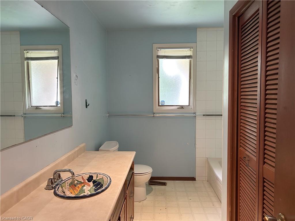 90 Queensway E Property Photo 17