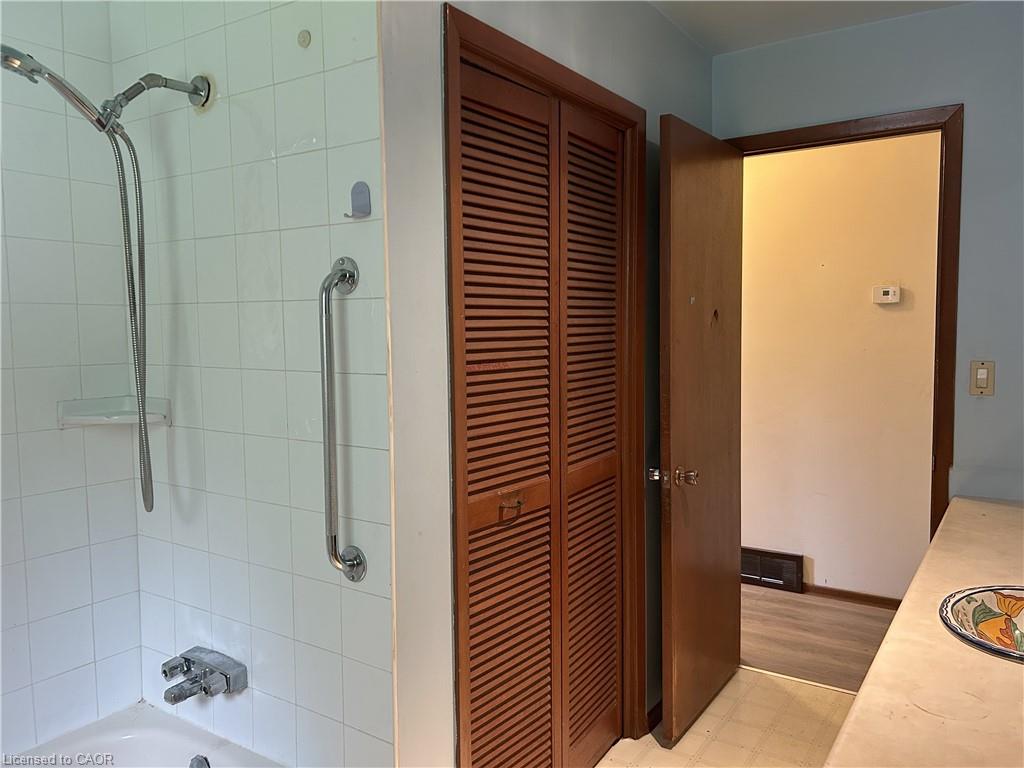 90 Queensway E Property Photo 18