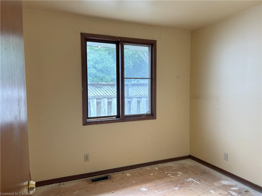 90 Queensway E Property Photo 19