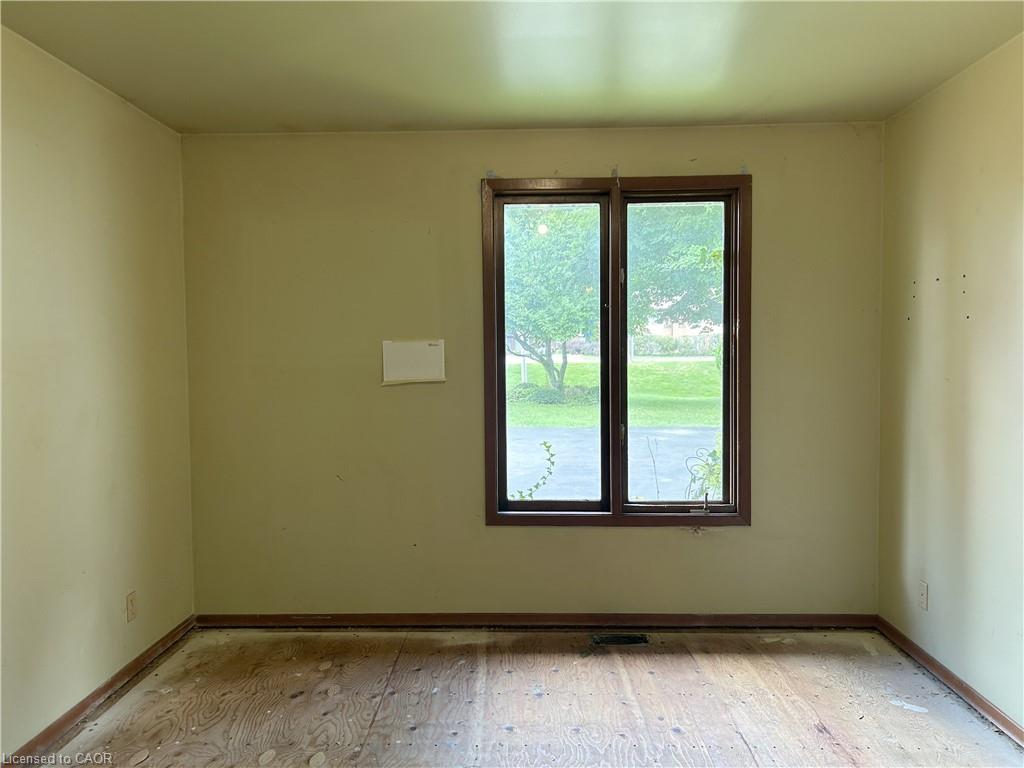 90 Queensway E Property Photo 21