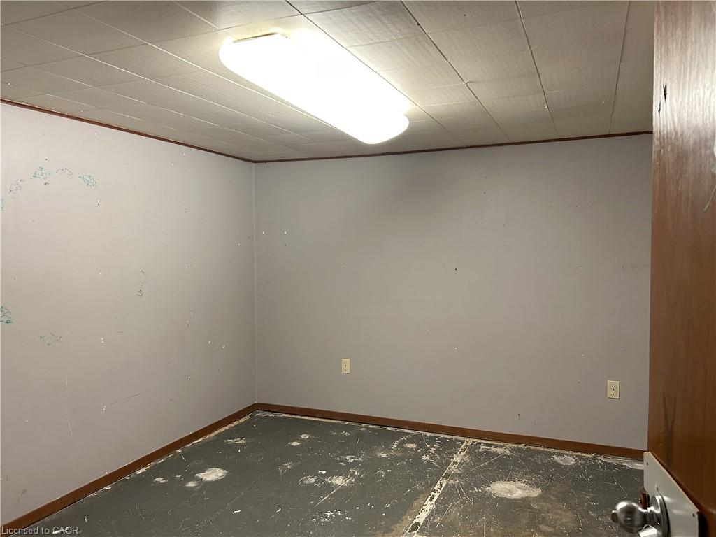 90 Queensway E Property Photo 32