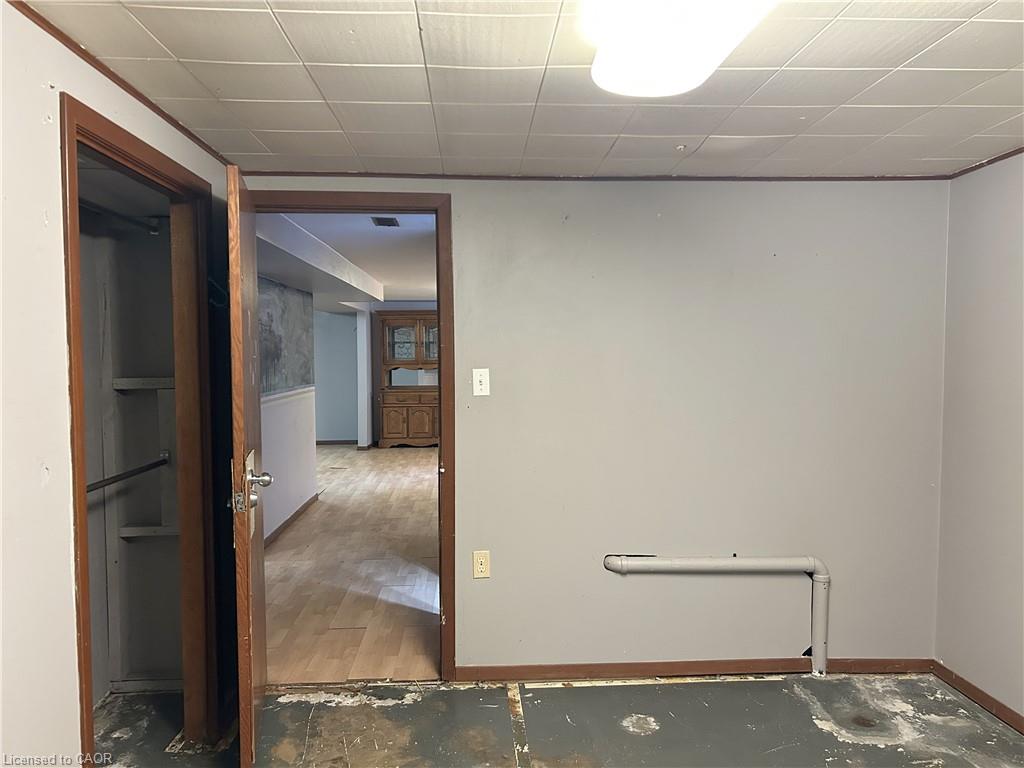 90 Queensway E Property Photo 33