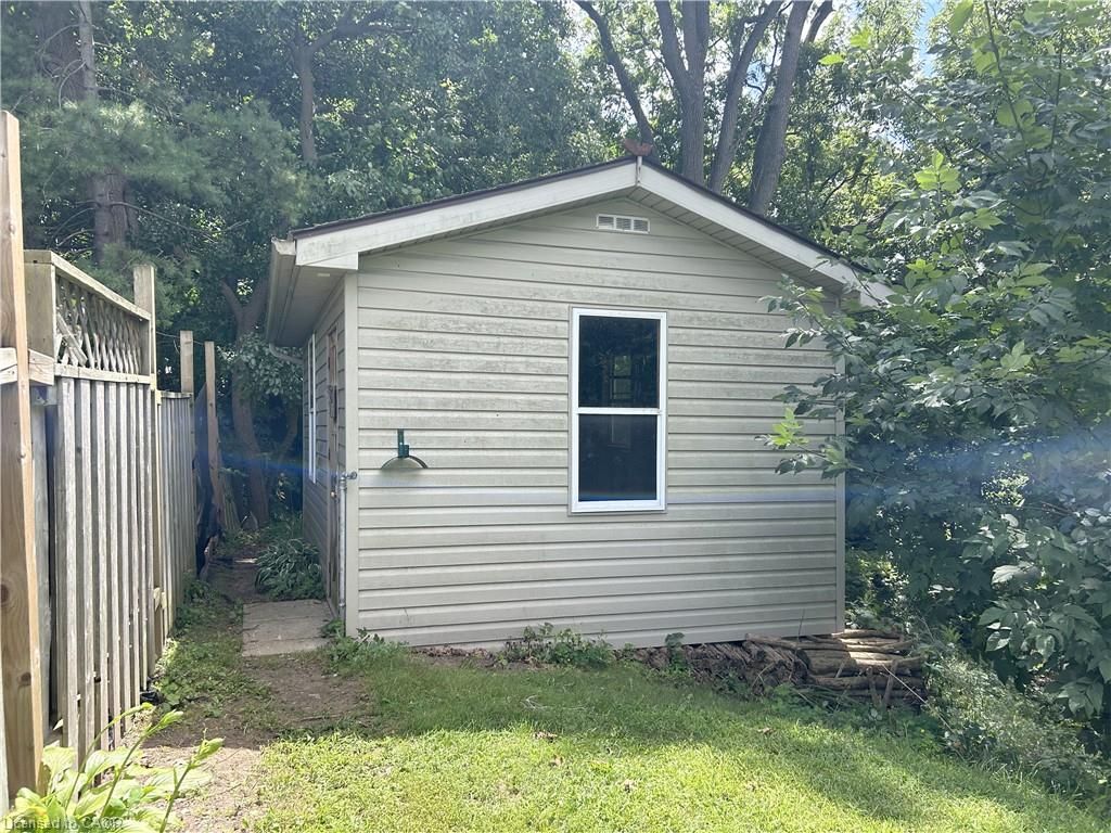 90 Queensway E Property Photo 40
