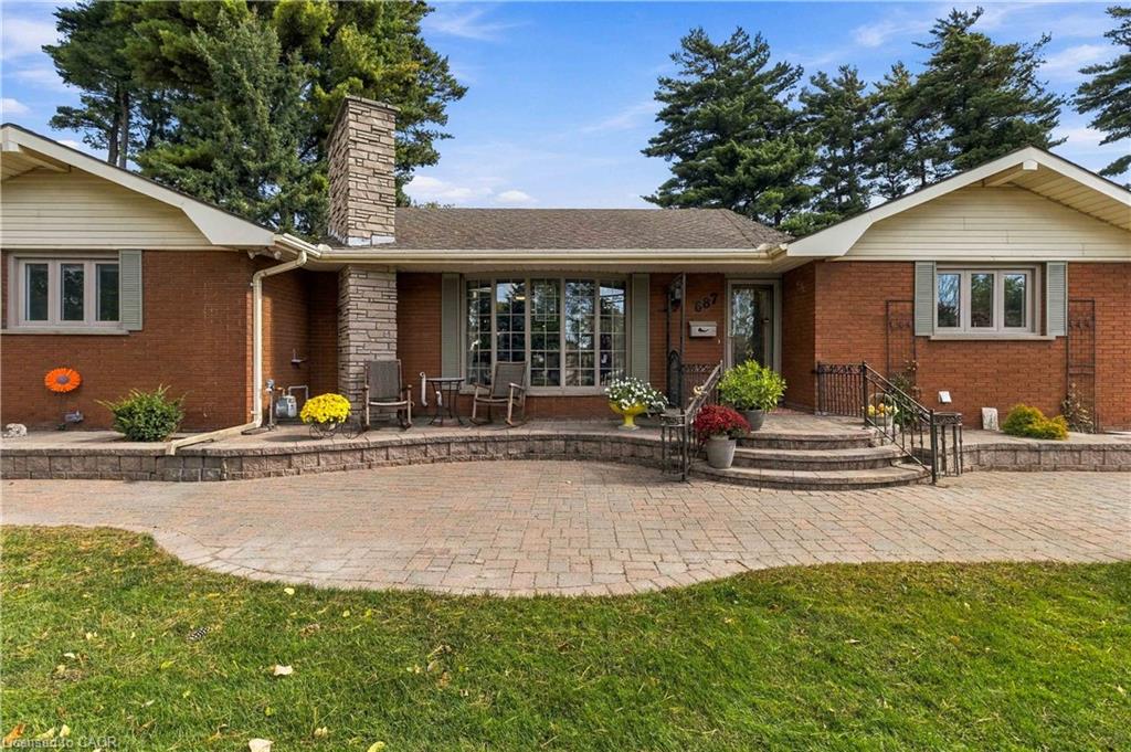 687 James Street Property Photo 2