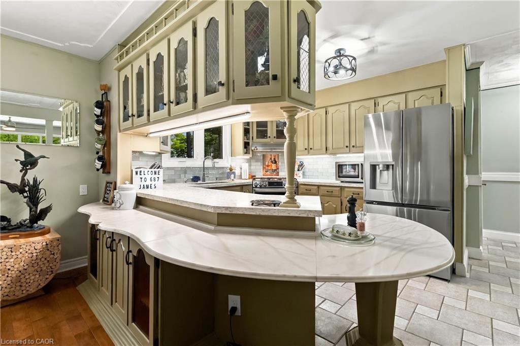 687 James Street Property Photo 14