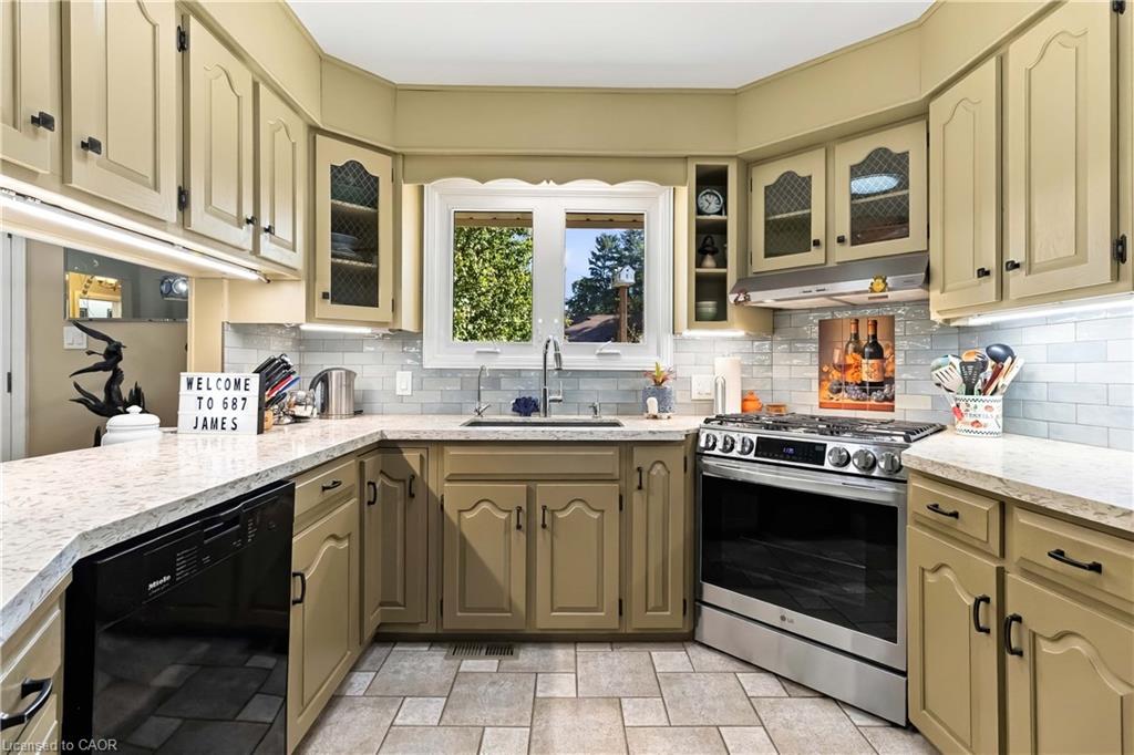 687 James Street Property Photo 15