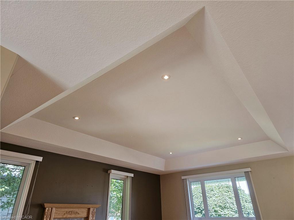 39 Ross Avenue N Property Photo 8