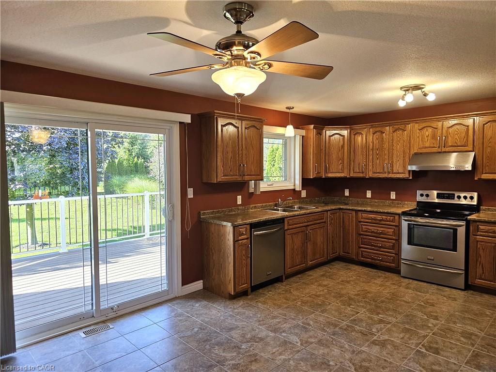39 Ross Avenue N Property Photo 18