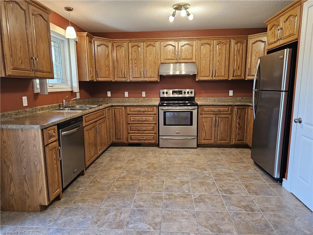 39 Ross Avenue N Property Photo 19