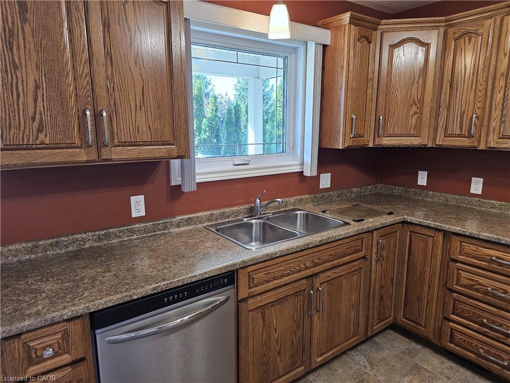 39 Ross Avenue N Property Photo 20
