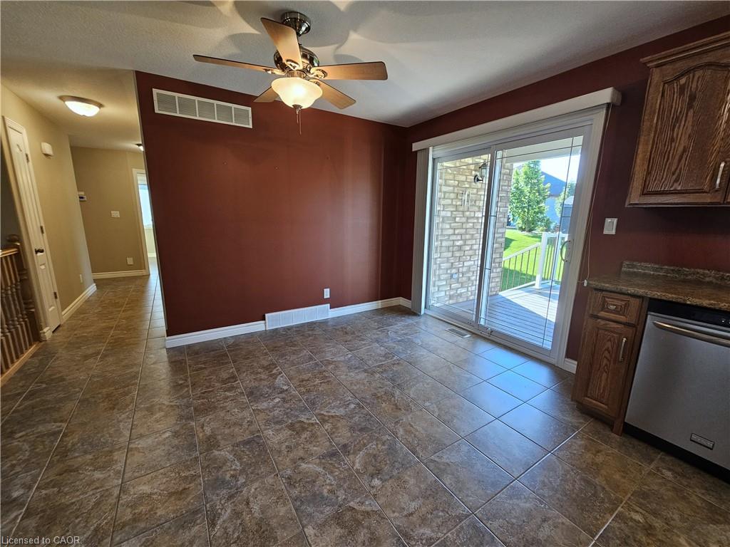 39 Ross Avenue N Property Photo 23