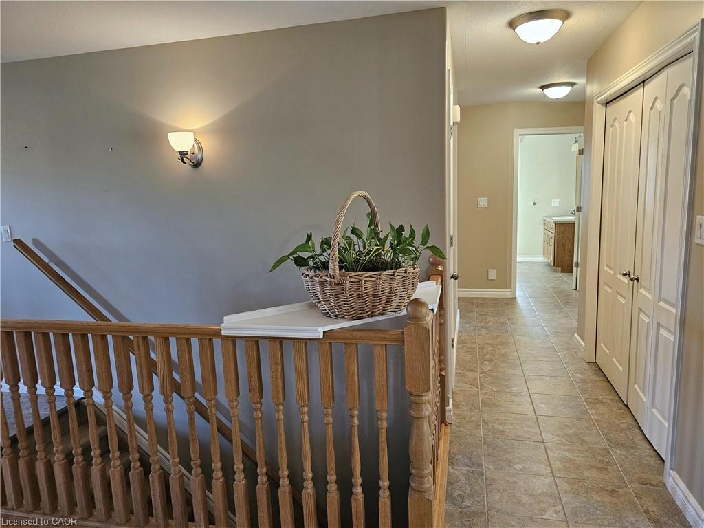 39 Ross Avenue N Property Photo 24