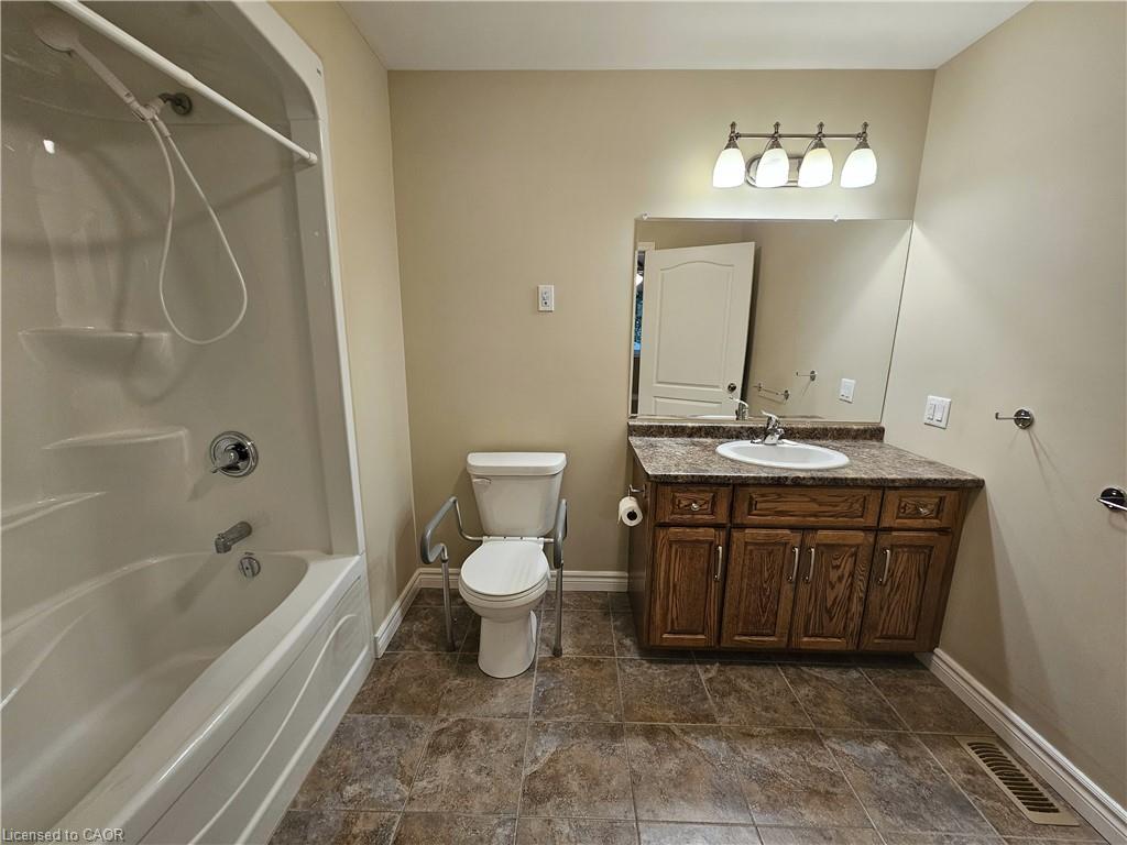 39 Ross Avenue N Property Photo 26