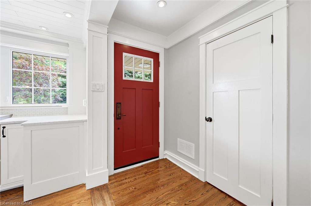 760 Kingsway Drive Property Photo 4