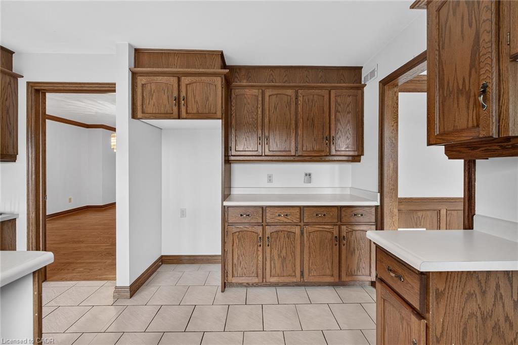 7011 Dickenson Road E Property Photo 16