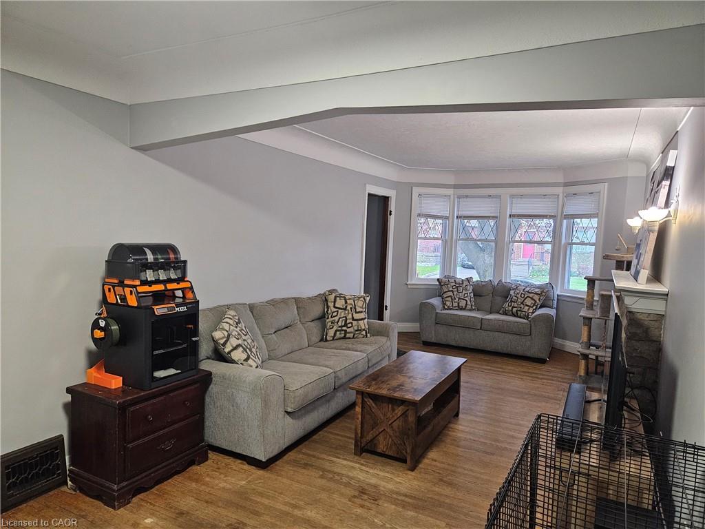 75 Barons Avenue S Property Photo 3