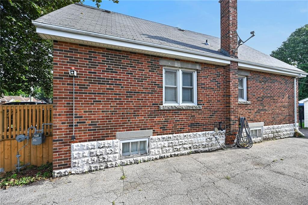 75 Barons Avenue S Property Photo 3