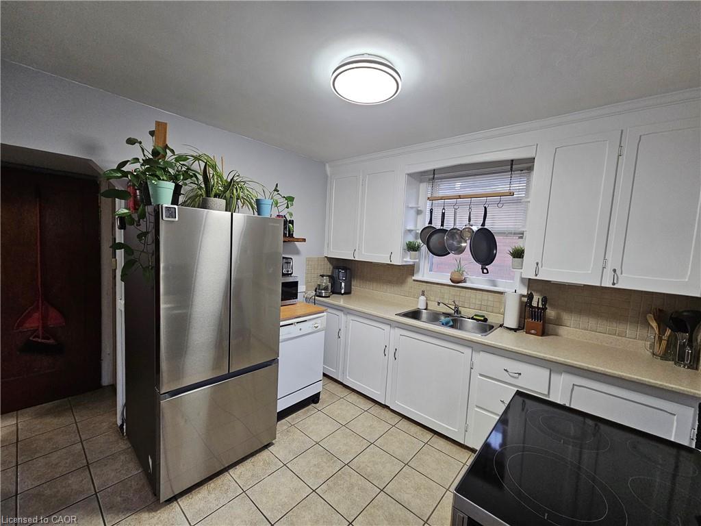 75 Barons Avenue S Property Photo 5