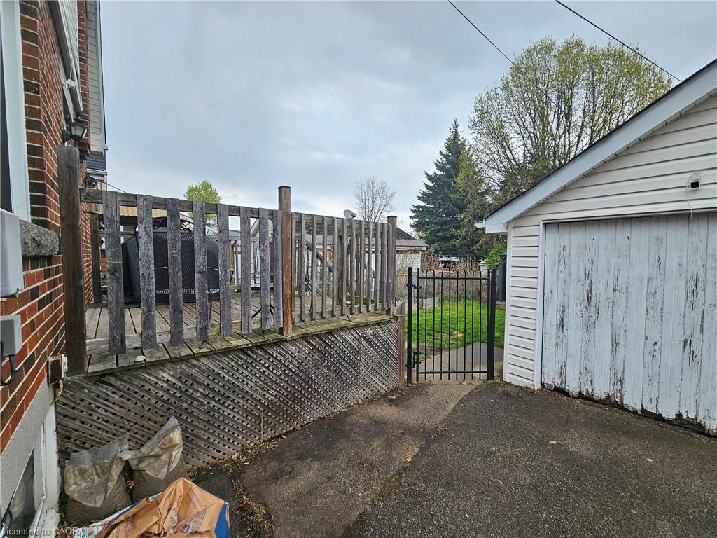 75 Barons Avenue S Property Photo 14