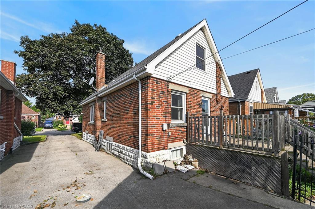 75 Barons Avenue S Property Photo 22