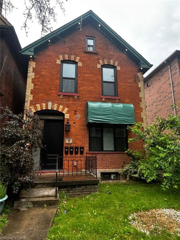 30 Victoria Avenue N Property Photo 1