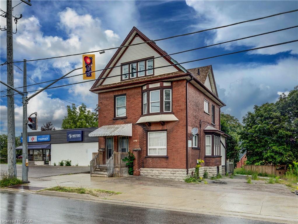 698 King Street W Property Photo 3