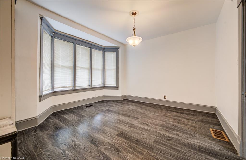 698 King Street W Property Photo 10