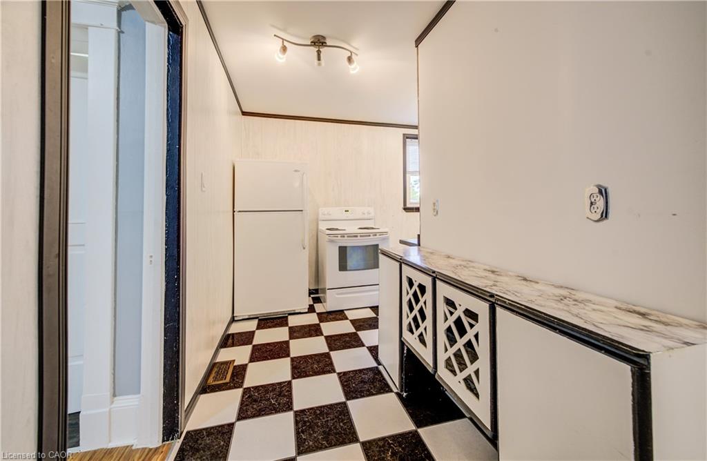 698 King Street W Property Photo 12