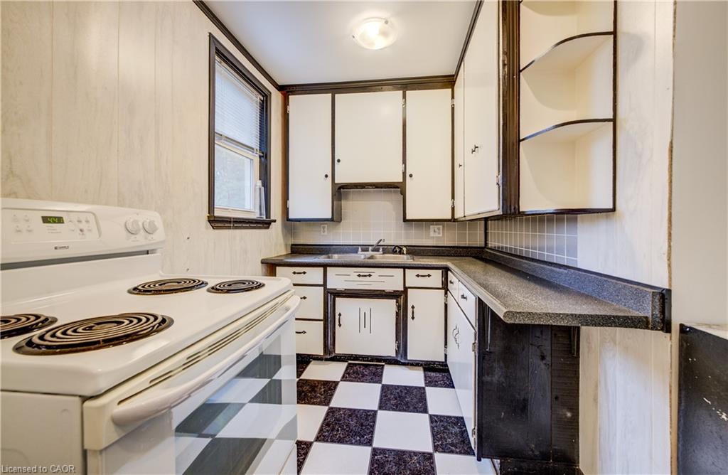 698 King Street W Property Photo 13