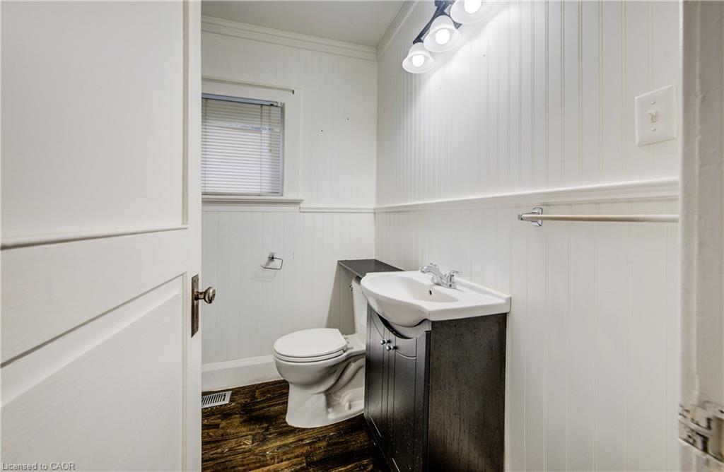 698 King Street W Property Photo 14