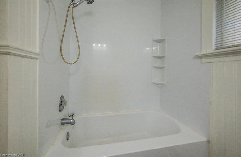 698 King Street W Property Photo 15