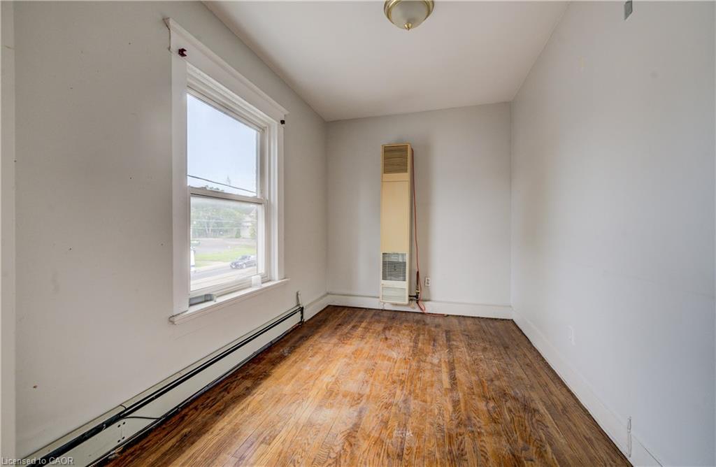 698 King Street W Property Photo 25