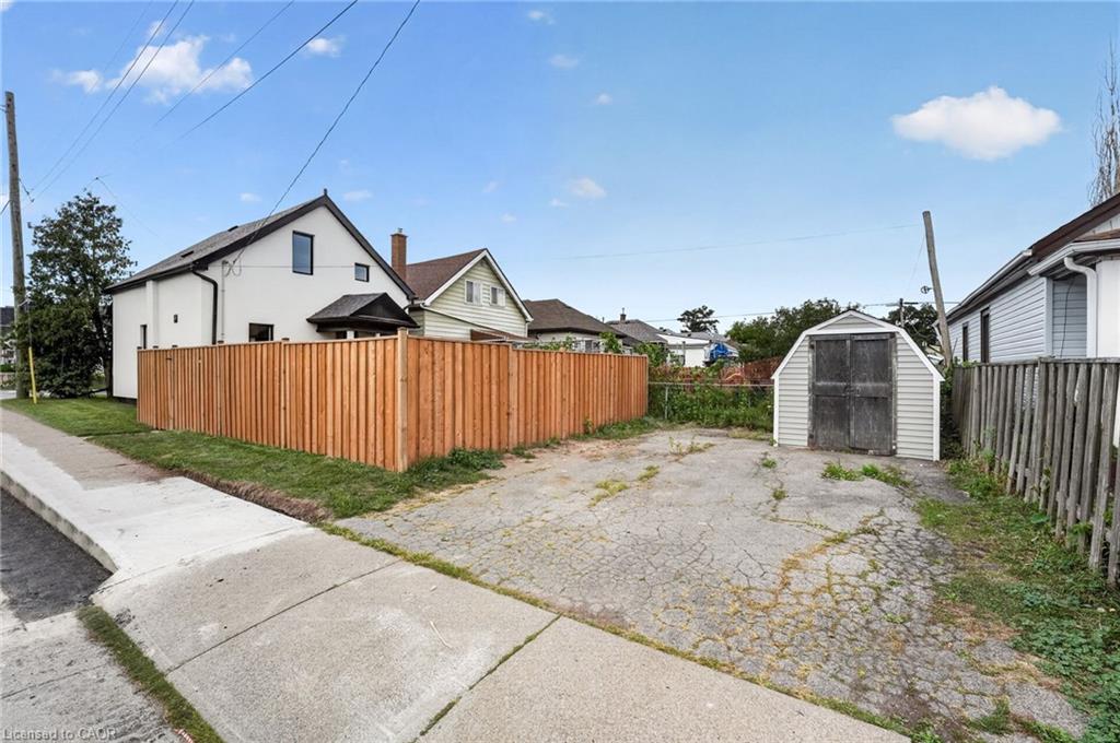 174 London Street N Property Photo 6