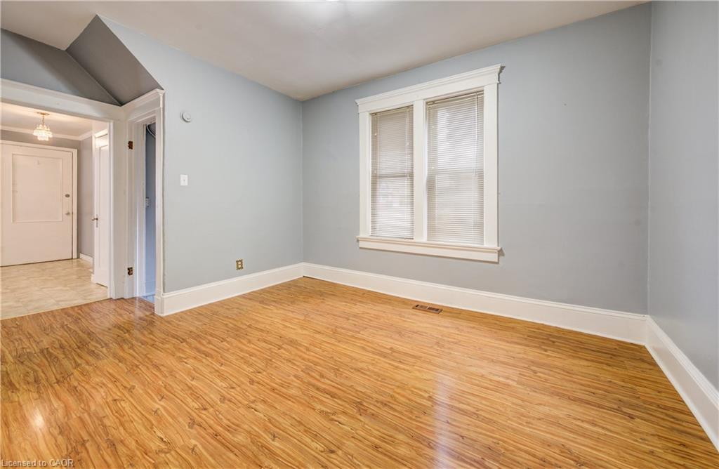 698 King Street W Property Photo 8
