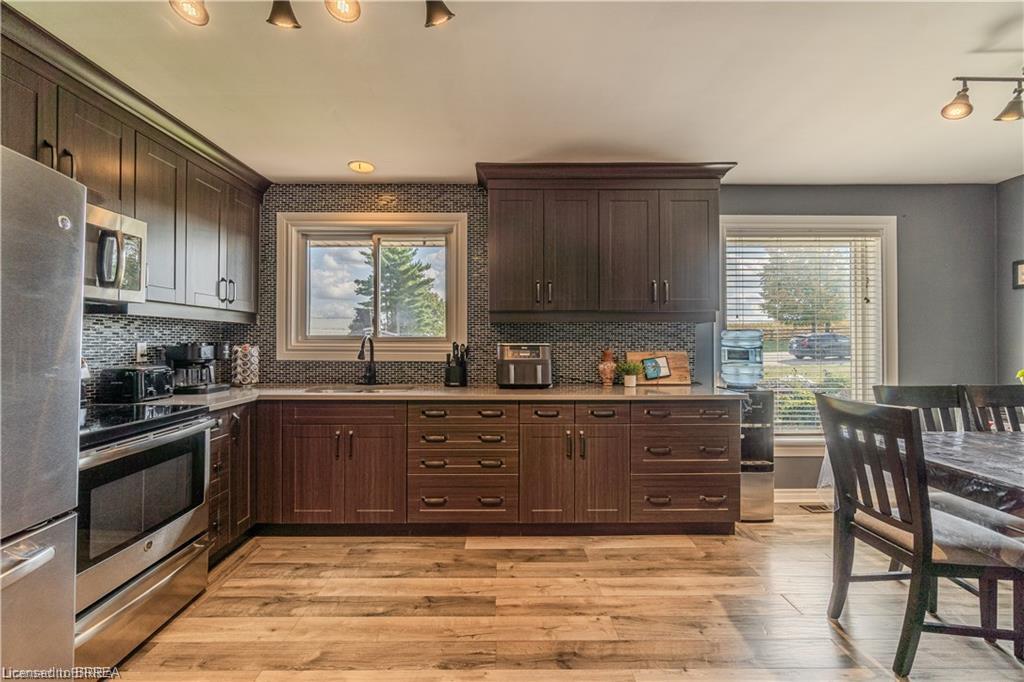 591 Governors Road E Property Photo 4