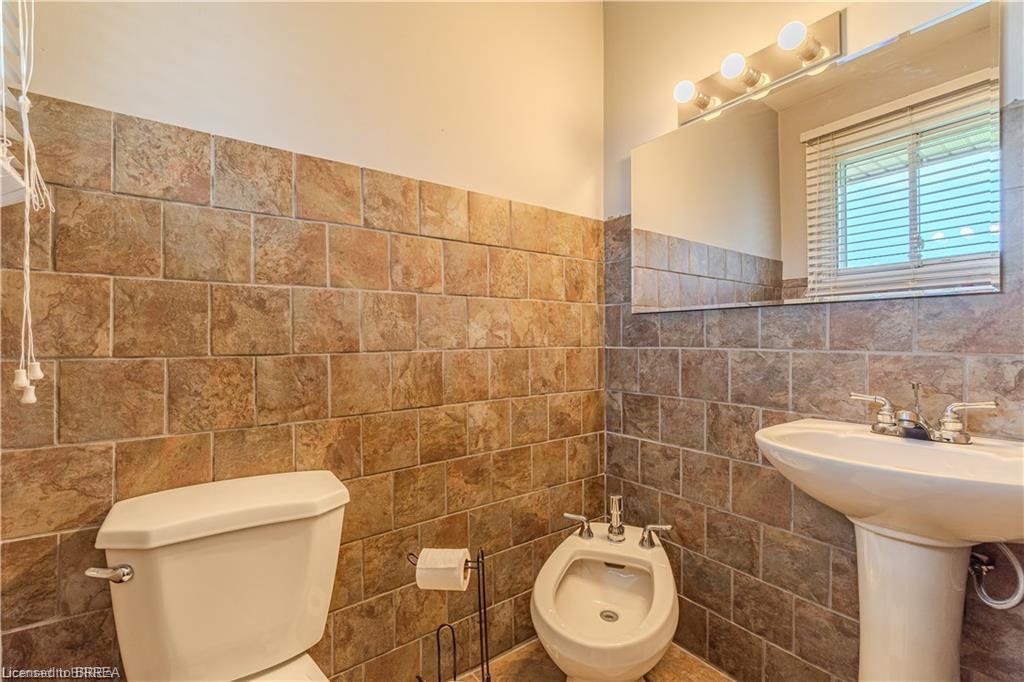 591 Governors Road E Property Photo 11