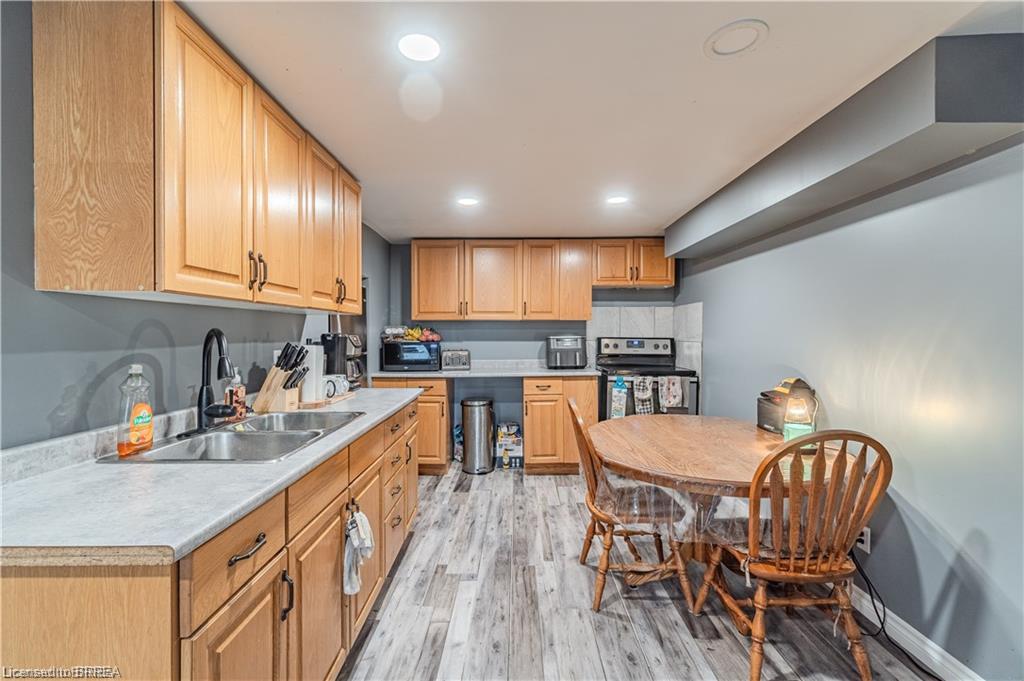 591 Governors Road E Property Photo 17