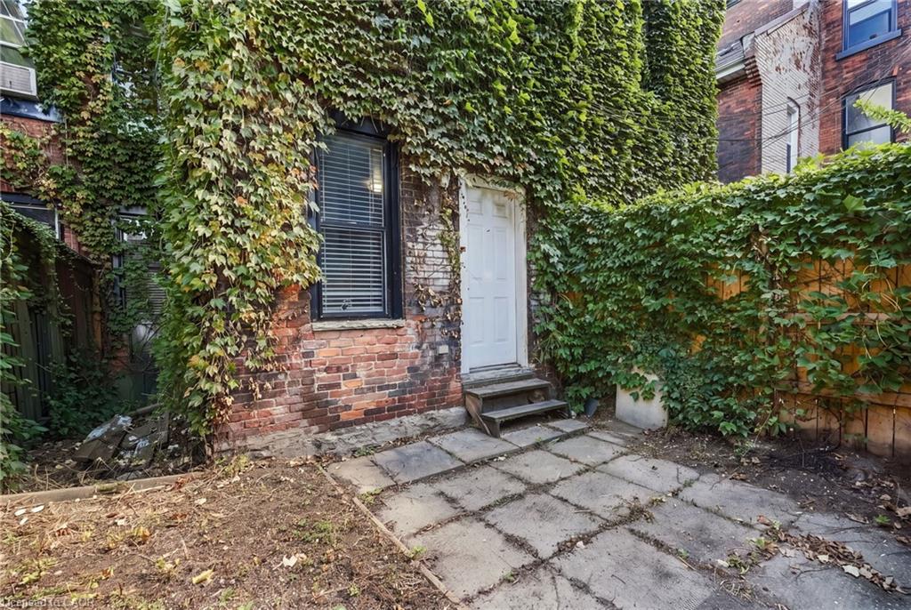 51 Wellington Street N Property Photo 22