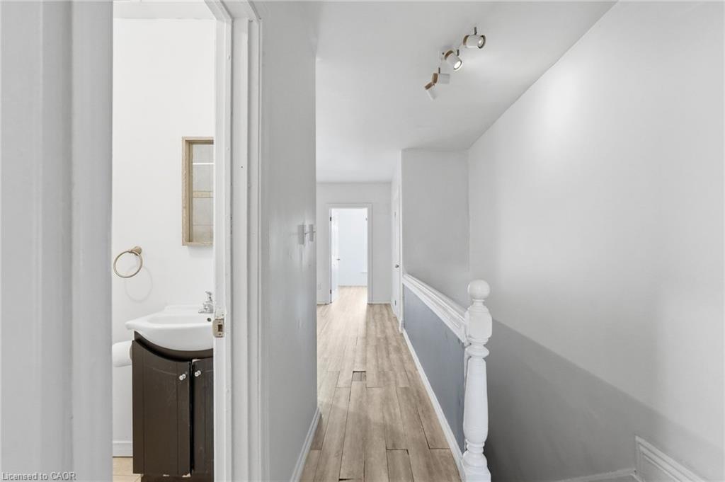 51 Wellington Street N Property Photo 25