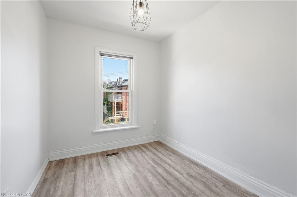 51 Wellington Street N Property Photo 30