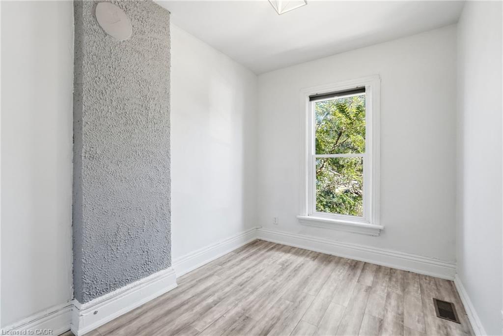 51 Wellington Street N Property Photo 32