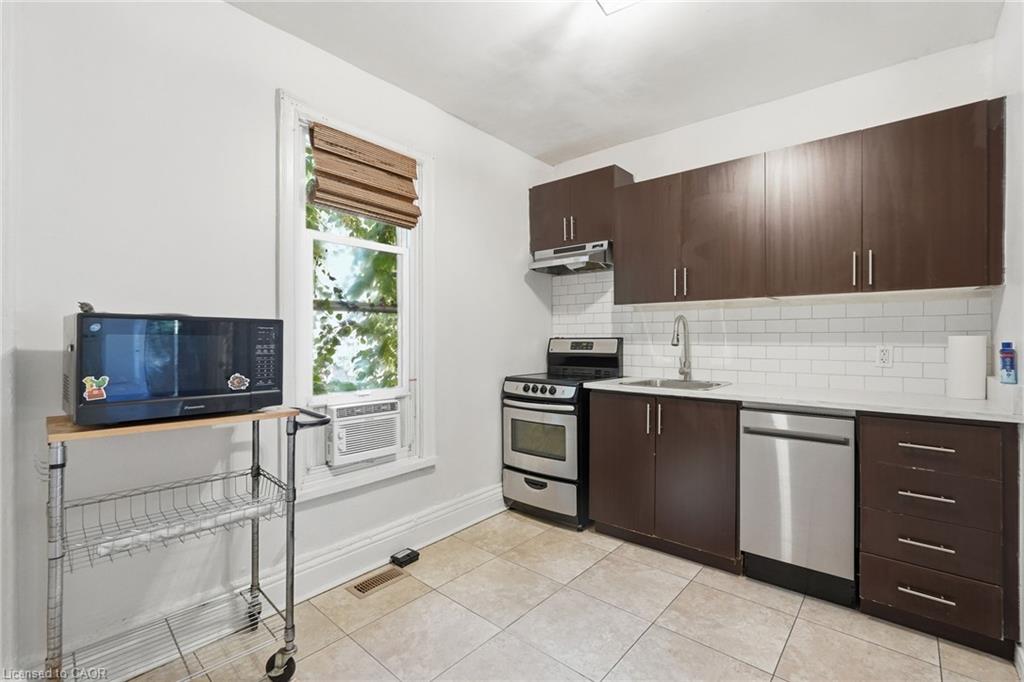 51 Wellington Street N Property Photo 39