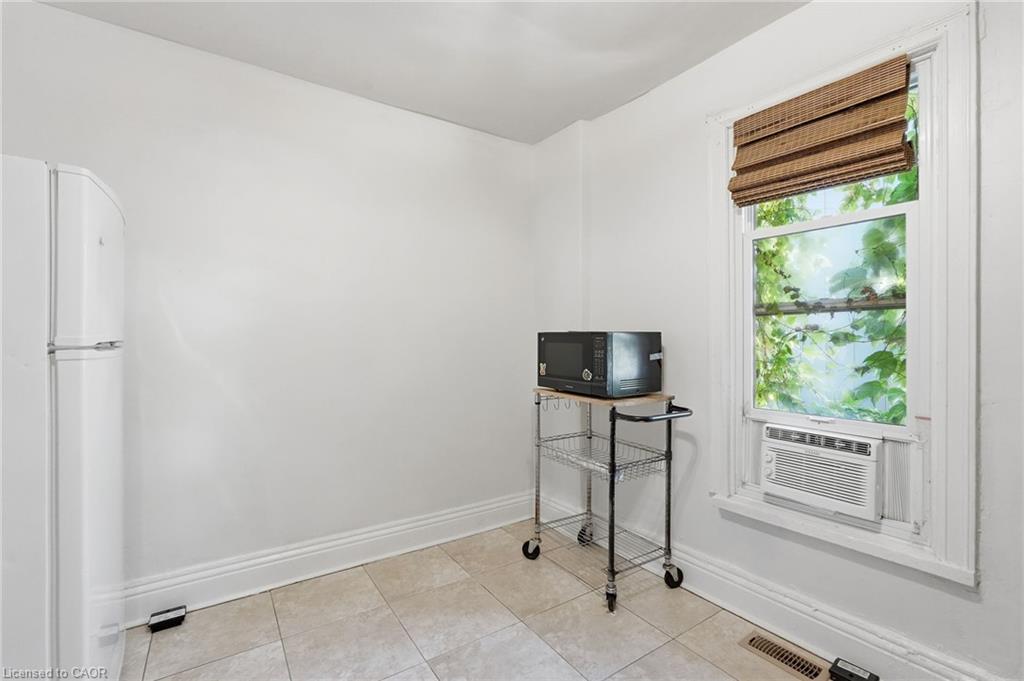 51 Wellington Street N Property Photo 40