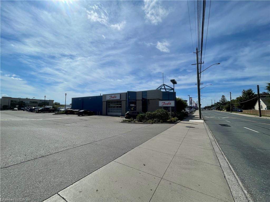 380 Parkdale Avenue N Property Photo 3