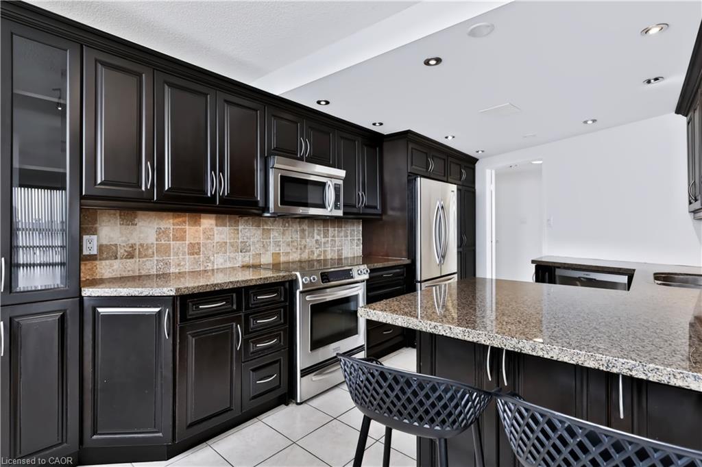 2801-3650 Kaneff Crescent Property Photo 5