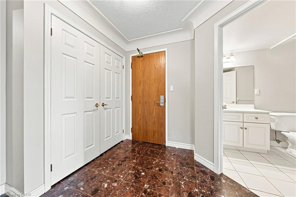 15c-67 Caroline Street S Property Photo 4