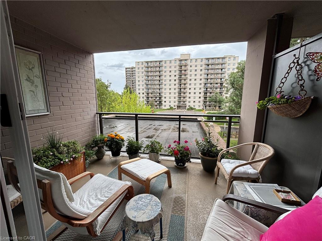 205-975 Warwick Court Property Photo 1